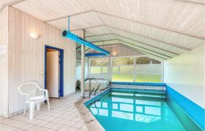 Hohendorf霍恩道夫/波罗的海劳斯海莫道夫酒店的一座带天花板的房屋内的游泳池