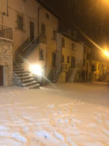 佩斯科克斯坦佐Le dimore nel borgo的一座晚上下雪的建筑