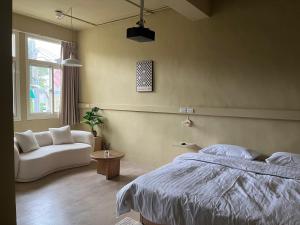 宜兰市米宅 的一间卧室配有一张床和一张沙发
