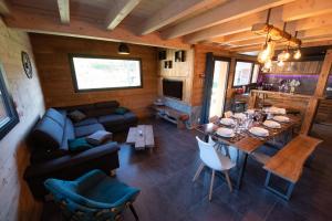 拉布雷斯TOUT NEUF - Chalet Paul avec sauna的带沙发的客厅和用餐室