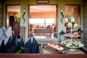 克拉塞利尔自然保护区Makumu Private Game Lodge的客厅的自助餐,包括蛋糕和甜点