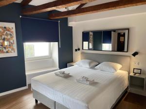 里耶卡Tre Re Inn的卧室设有一张白色大床和一扇窗户。