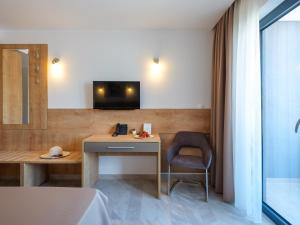 杜布罗夫尼克D-Elegant Lapad Dubrovnik的客房设有书桌、椅子和电视。