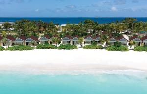 马累OBLU XPERIENCE Ailafushi - All Inclusive with Free Transfers的海滩上的度假村的空中景观