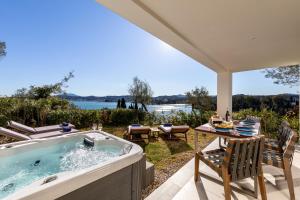 科梅诺Rodostamo Hotel & Spa- Adults Friendly的享有水景的天井上的热水浴池