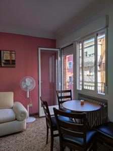 马德里LUCERO APARTAMENTO的客厅配有沙发和桌椅