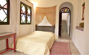 舍夫沙万Dar Rass El Maa的一间卧室设有床、窗户和楼梯