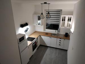什图罗沃Apartmán One To One的厨房配有白色橱柜和炉灶烤箱。
