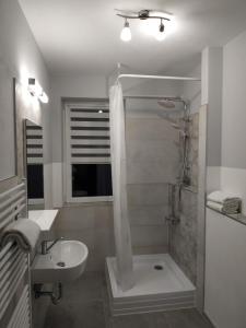 什图罗沃Apartmán One To One的带淋浴和盥洗盆的浴室