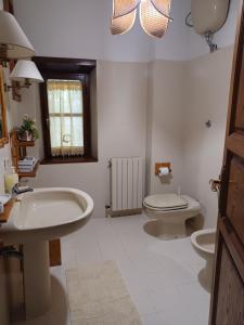 卡斯蒂廖内迪加尔法尼亚纳Daniela B&B Affittacamere的一间带两个盥洗盆、卫生间和窗户的浴室
