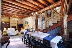 ArsosKANTARA HOUSE - A Rural Retreat of Comfort & Class!的一间带桌椅和楼梯的用餐室