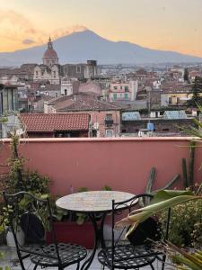 卡塔尼亚Follow The Sun Catania - Rooftop Terrace的市景阳台配有桌椅