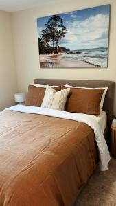 Adventure Bay冒险湾度假屋的一间卧室配有一张壁画床