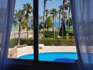 奥罗佩萨德尔马Marina dor Frontal 1ª línea的从窗户可欣赏到游泳池的景色