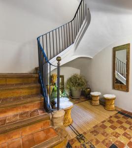 巴拉格尔La Casa Del Miracle的楼梯,房子里,有镜子和桌子
