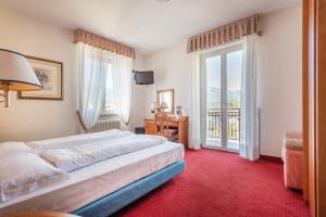 莱维科特尔梅露西亚酒店的一间卧室设有一张床和一个大窗户