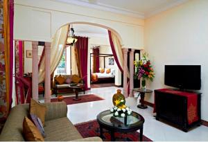 焦特布尔蓝班卡宫酒店的带沙发和电视的客厅