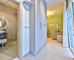 莫斯塔尔Villa Amaleo的走廊上设有通往浴室的门
