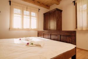 VîrghişKörtövés Guest Village的卧室配有一张白色大床和木制床头板