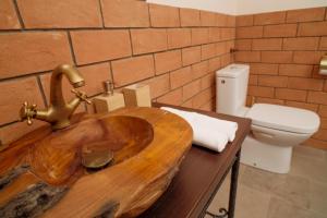 VîrghişKörtövés Guest Village的一间带木制水槽和卫生间的浴室
