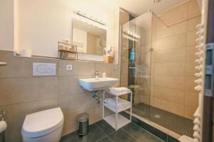 雷米希Hôtel Casa 49的浴室配有卫生间、盥洗盆和淋浴。