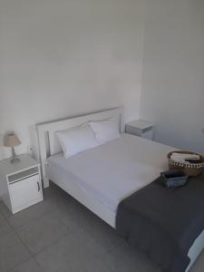 斯卡拉索提罗斯Villa Giotis Suite的卧室配有一张白色的大床和床头柜。