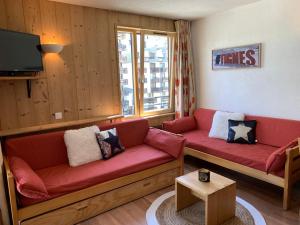 蒂涅Val Claret, Tignes T2 tout confort de 36m2的客厅配有红色沙发和电视