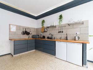 大加那利岛拉斯帕尔马斯Cathedral Apartment的厨房配有蓝色橱柜和台面