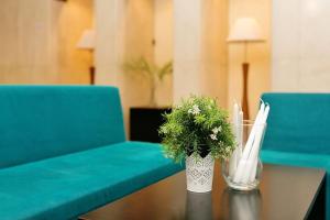 日利纳斯洛伐克酒店 的一张桌子,上面有花瓶和蓝色的沙发