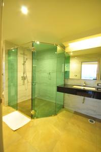 北榄坡42C别致酒店的一间带玻璃淋浴和水槽的浴室