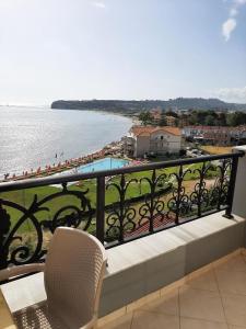 蒂锡利维科劳立海滩酒店的享有海滩和水域景致的阳台