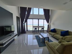 乔治市Sunrise Gurney Premium Executive City/Seafront suite - Penang的带沙发、电视和桌子的客厅