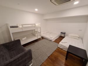 乔治市Sunrise Gurney Premium Executive City/Seafront suite - Penang的白色客房 - 带两张床和椅子