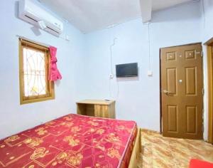 SPOT ON 91343 Kartika Guest House Syariah客房内的一张或多张床位