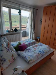 米尔施塔特Seewohnung Zentral的一间卧室设有两张床和窗户。