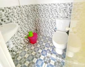 SPOT ON 91343 Kartika Guest House Syariah的一间浴室
