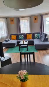 艾斯特根Pannonia Apartman的客厅配有蓝色的沙发和桌子