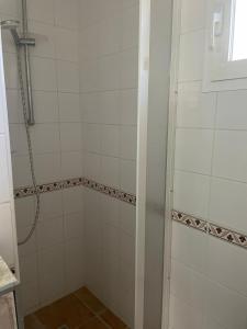 圣埃乌拉利亚retreat studio的浴室设有白色瓷砖淋浴。