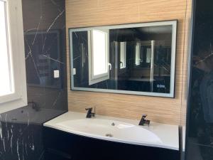 勒皮安·梅多克Wine Hôte Chambre d'hôtes的浴室设有白色水槽和镜子
