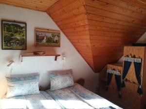 LovasKishalász Vendégház-Lovas的一间卧室设有一张床和木制天花板