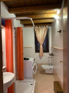 CasoliVilla dei Vasari的一间带水槽和卫生间的浴室以及窗户。