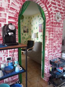 斯卡莱阿Appartamento Via Pitagora的一间设有一面镜子的红砖墙的房间