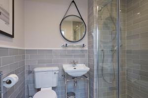 托特兰米德哨兵酒店的一间带卫生间、水槽和镜子的浴室