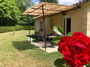 Gîte des Combes Blanches avec piscine et jacuzzi外面的花园