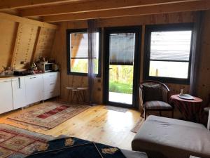 萨潘贾HappyHouse Bungalov Three-Room, SPA pleasure with lake view, Sapanca B1的一间铺有木地板的厨房和窗户