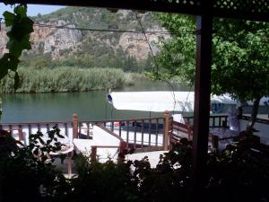 达利安奥德潘锡永酒店的享有码头和水中船只的景色