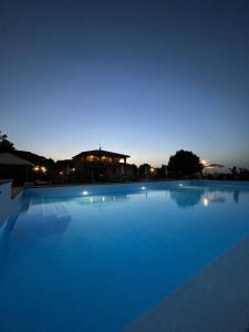 蒙特普齐亚诺Agriturismo Il Gonzeto, Montepulciano的一座晚上点亮的大型游泳池