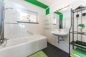 德布里阿赫斯弗尔斯公寓的浴室配有白色浴缸和水槽