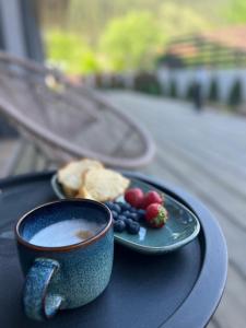 戈韦达尔齐Mountain View的桌上的咖啡和一盘水果