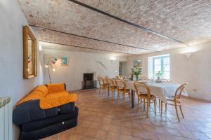 迪亚诺达尔巴cascina Abelloni的客厅配有沙发和桌椅